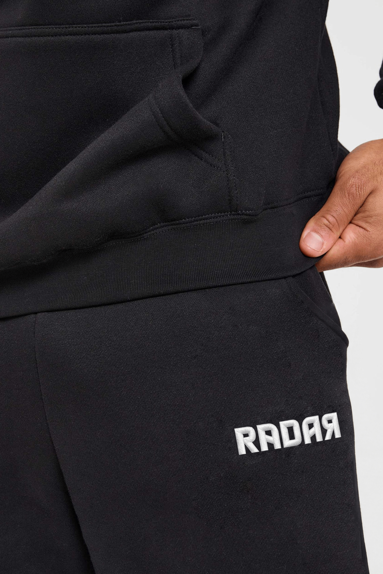 ESSSENTIAL OVERSIZED HOODIE ZWART