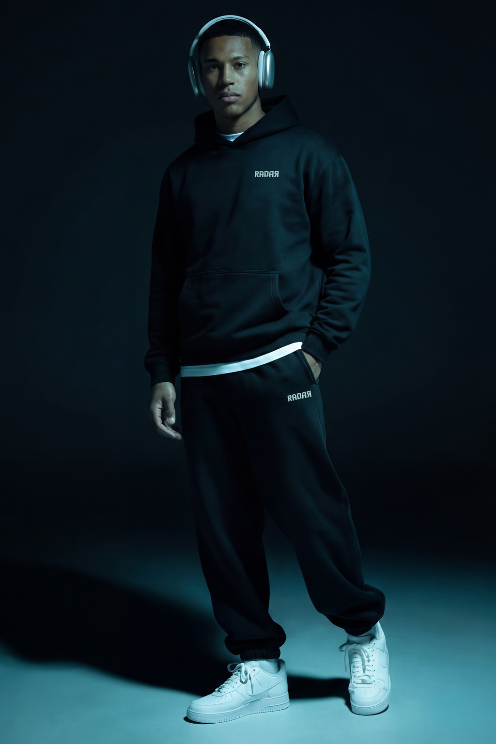 ESSSENTIAL OVERSIZED HOODIE ZWART