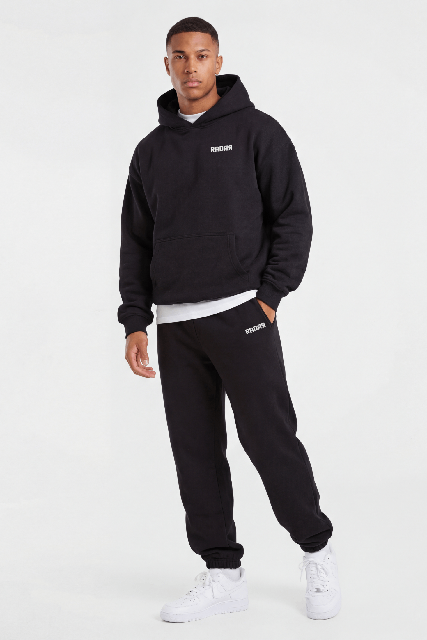 ESSSENTIAL OVERSIZED HOODIE ZWART